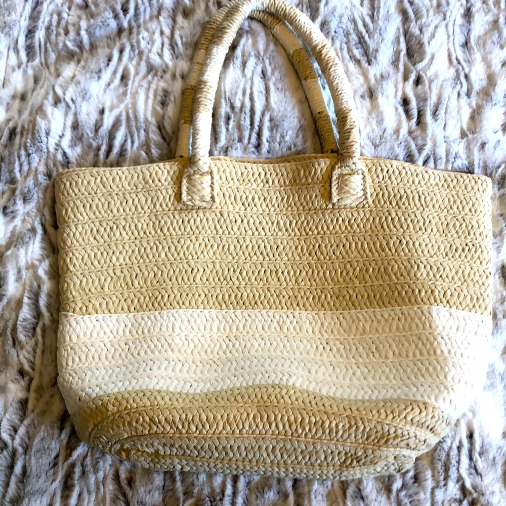ALTRU straw bag. Perfect for a beach day!! 🏖
